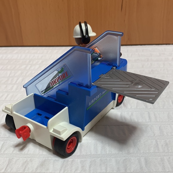 Passenger Boarding Stairs by Playmobil - Airport Service Crew - Picture 6 of 11